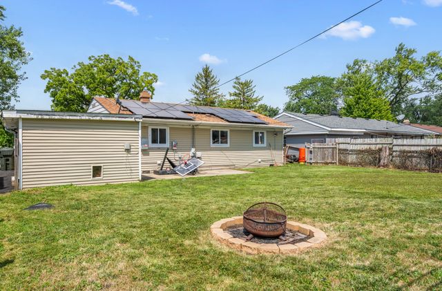 27 Cardinal Lane, Carpentersville, IL 60110