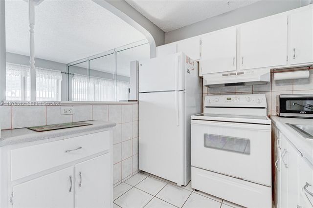 800 SW 10th Ter 20T, Hallandale Beach, FL 33009