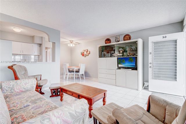 800 SW 10th Ter 20T, Hallandale Beach, FL 33009