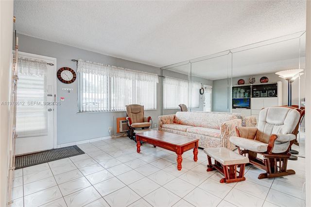 800 SW 10th Ter 20T, Hallandale Beach, FL 33009