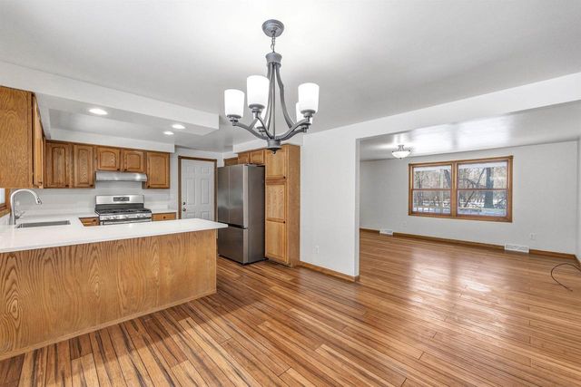 2801 MEADOW FLOWER LANE, Suamico, WI 54313