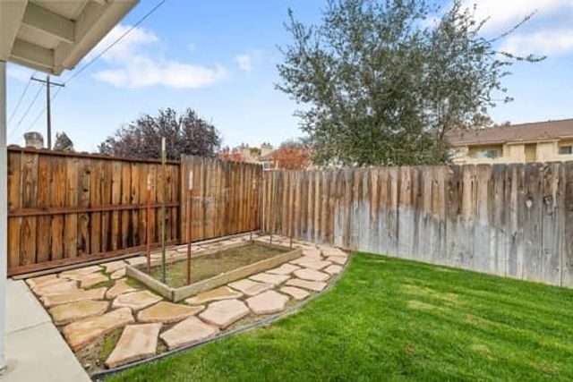 913 Valley Way, Madera, CA 93637