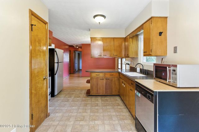 3501 Huon Dr, Louisville, KY 40218