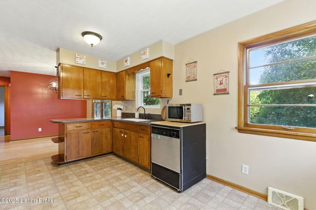 3501 Huon Dr, Louisville, KY 40218