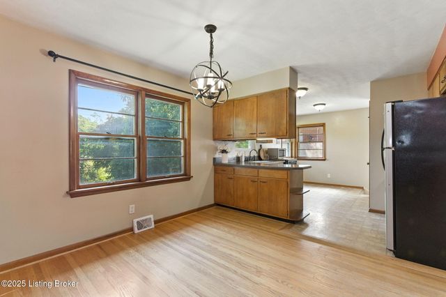 3501 Huon Dr, Louisville, KY 40218