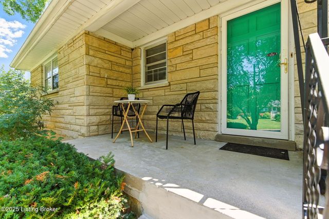3501 Huon Dr, Louisville, KY 40218