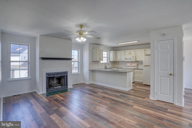 8 LOCHVIEW DR, Bear, DE 19701