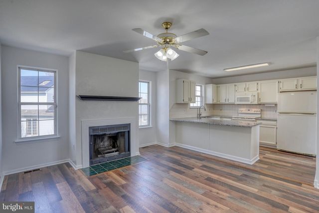 8 LOCHVIEW DR, Bear, DE 19701