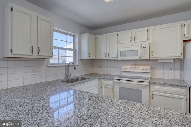 8 LOCHVIEW DR, Bear, DE 19701