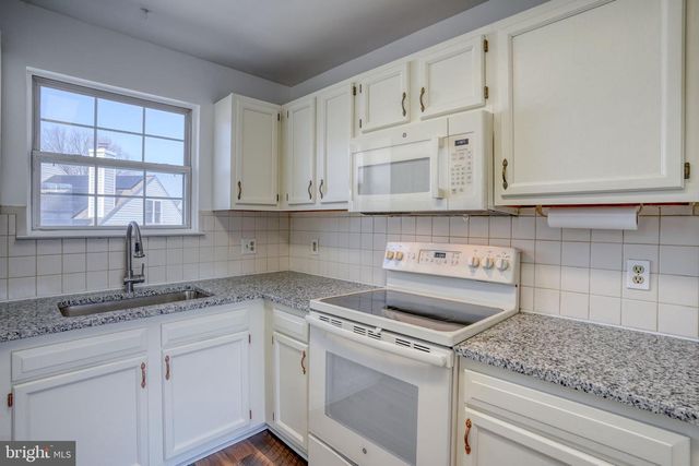 8 LOCHVIEW DR, Bear, DE 19701