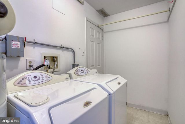 8 LOCHVIEW DR, Bear, DE 19701