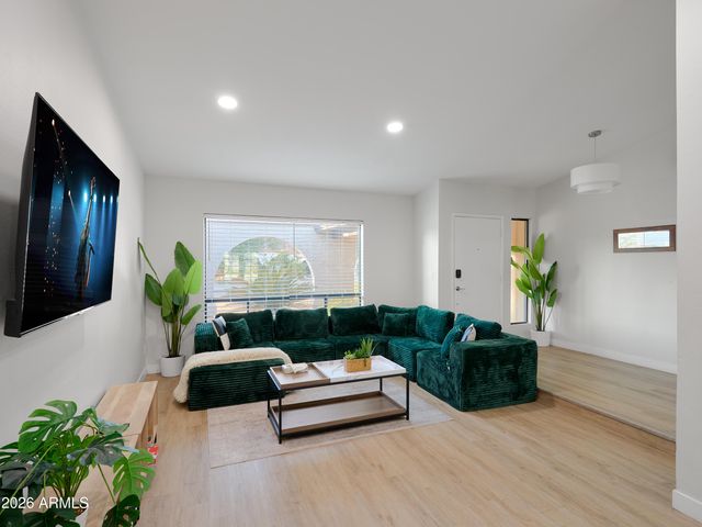 2331 E SUNNYSIDE Drive, Phoenix, AZ 85028