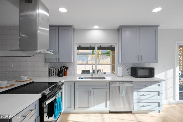 2331 E SUNNYSIDE Drive, Phoenix, AZ 85028