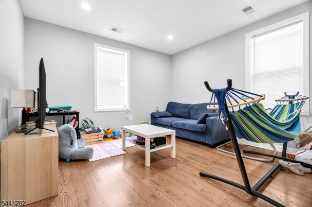 510 Burnham Rd, Elizabeth City, NJ 07202