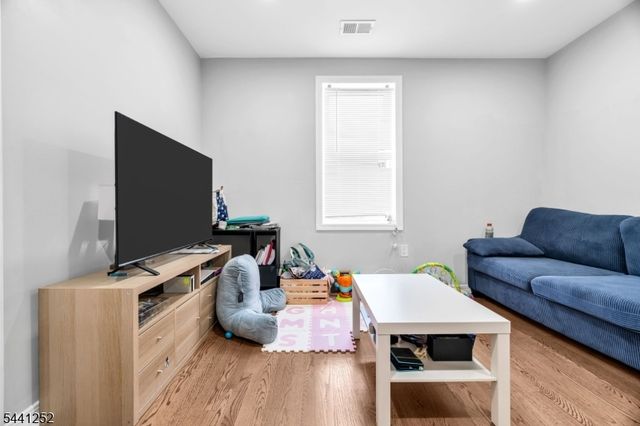 510 Burnham Rd, Elizabeth City, NJ 07202