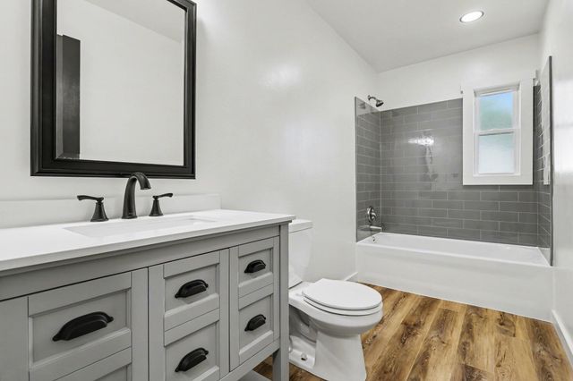 107 E Oakland Place, Battle Creek, MI 49015