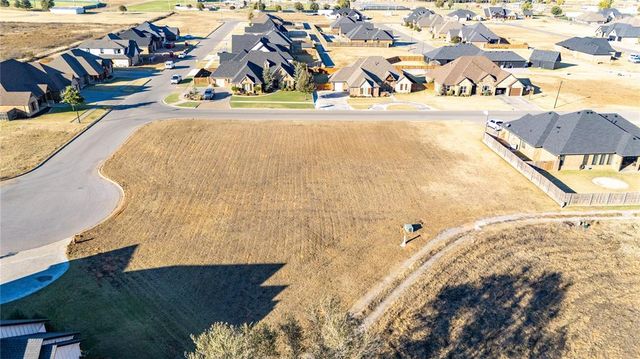 2000 Clubhouse Drive, Weatherford, OK 73096