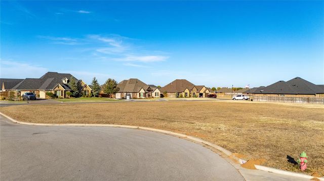 2000 Clubhouse Drive, Weatherford, OK 73096