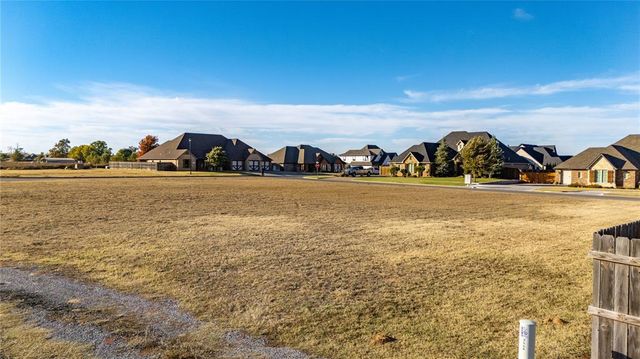 2000 Clubhouse Drive, Weatherford, OK 73096