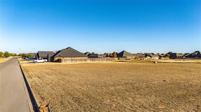 2000 Clubhouse Drive, Weatherford, OK 73096