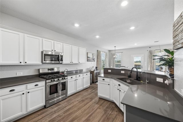 7207 Hillside Avenue, Mont Belvieu, TX 77523