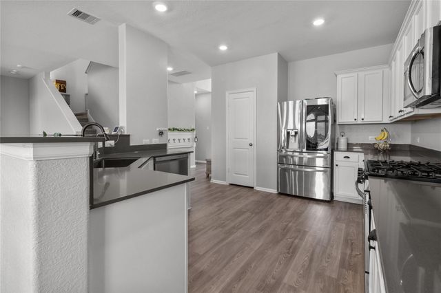 7207 Hillside Avenue, Mont Belvieu, TX 77523