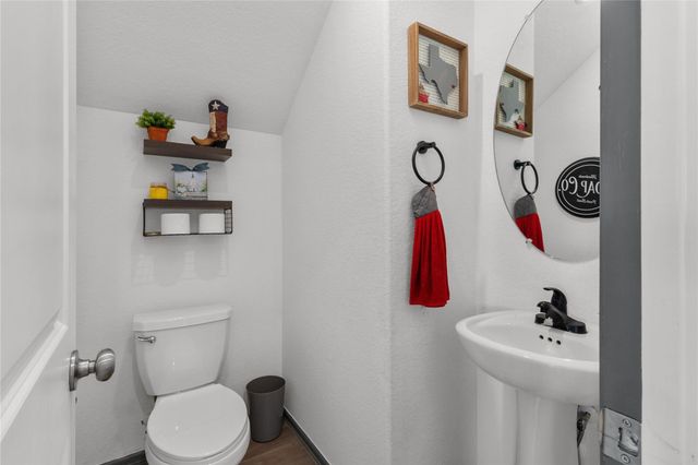 7207 Hillside Avenue, Mont Belvieu, TX 77523