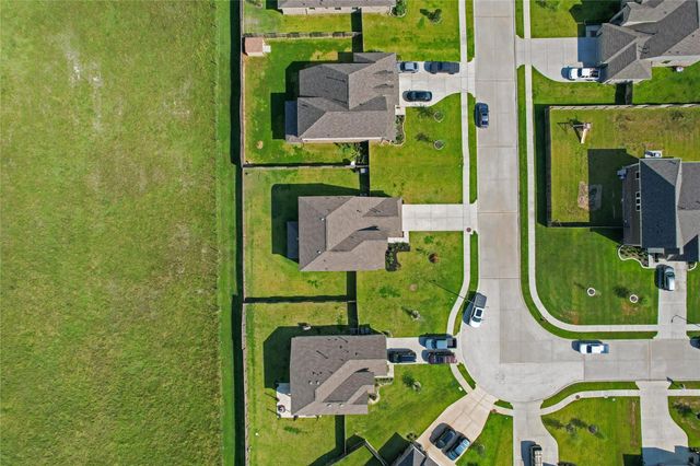 7207 Hillside Avenue, Mont Belvieu, TX 77523