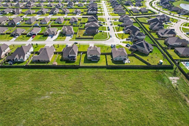 7207 Hillside Avenue, Mont Belvieu, TX 77523