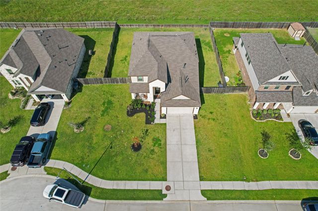 7207 Hillside Avenue, Mont Belvieu, TX 77523