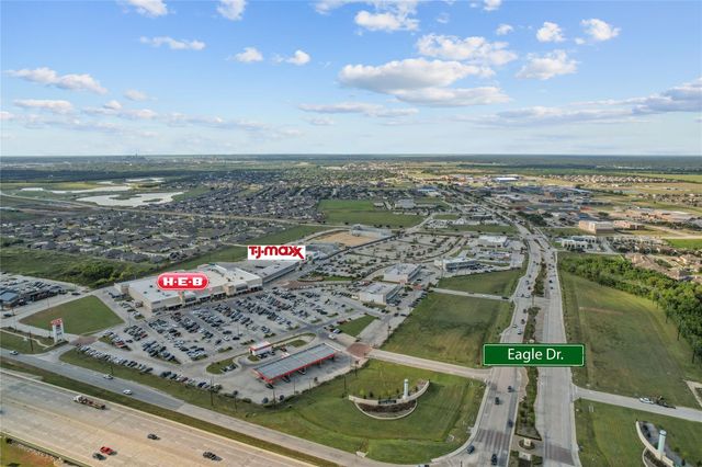 7207 Hillside Avenue, Mont Belvieu, TX 77523