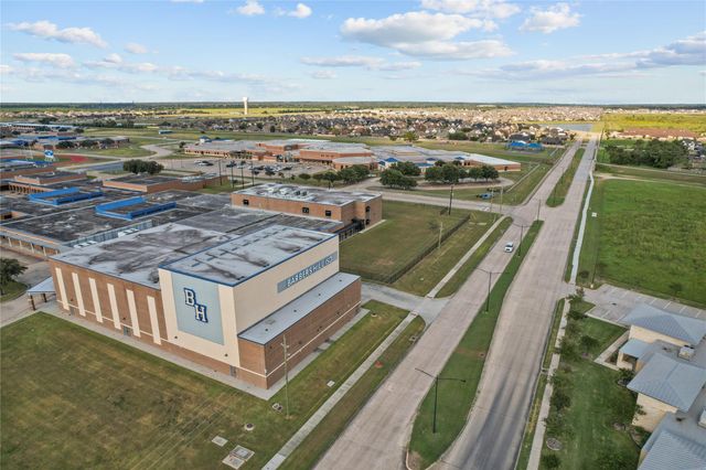 7207 Hillside Avenue, Mont Belvieu, TX 77523