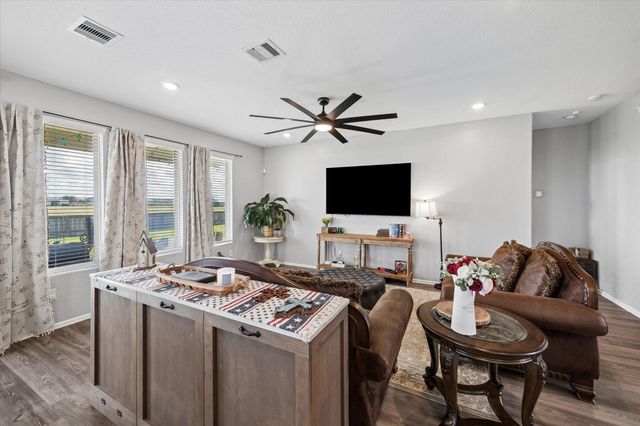 7207 Hillside Avenue, Mont Belvieu, TX 77523