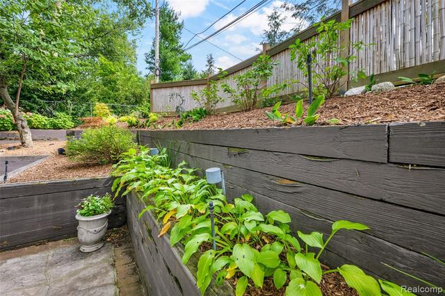 194 Charlevoix Avenue, Grosse Pointe Farms, MI 48236