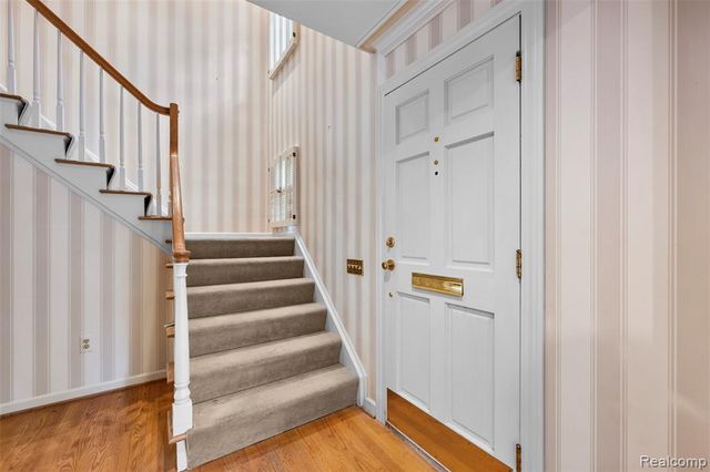 194 Charlevoix Avenue, Grosse Pointe Farms, MI 48236