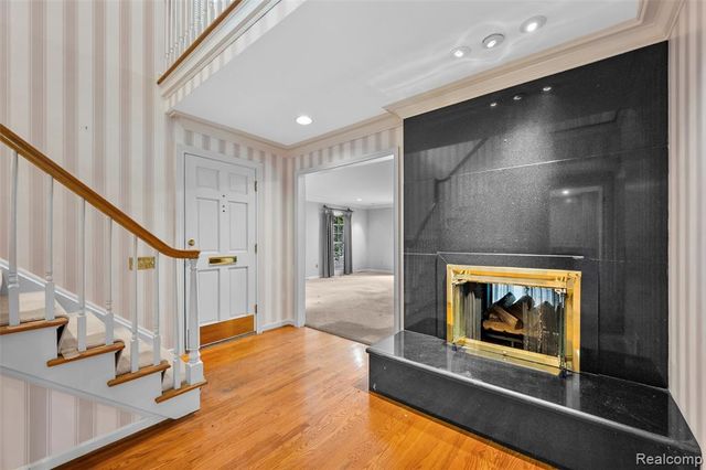 194 Charlevoix Avenue, Grosse Pointe Farms, MI 48236