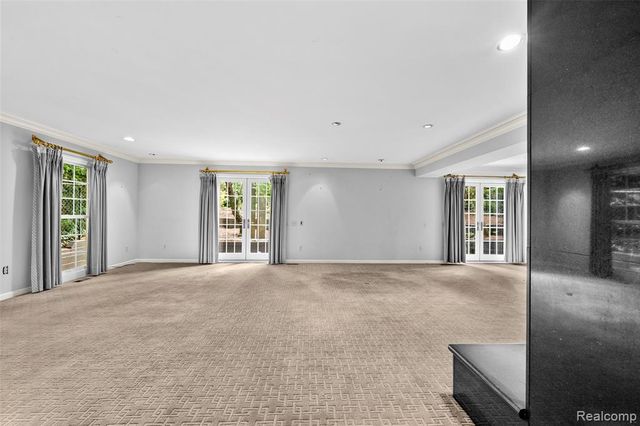 194 Charlevoix Avenue, Grosse Pointe Farms, MI 48236