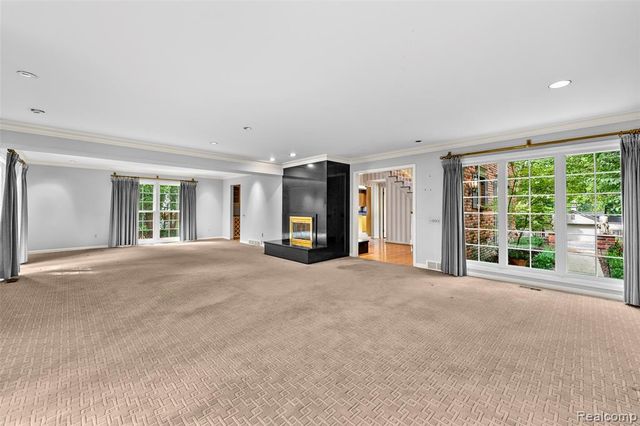 194 Charlevoix Avenue, Grosse Pointe Farms, MI 48236