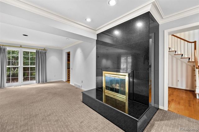 194 Charlevoix Avenue, Grosse Pointe Farms, MI 48236