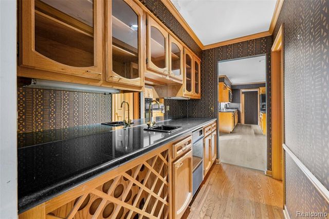 194 Charlevoix Avenue, Grosse Pointe Farms, MI 48236