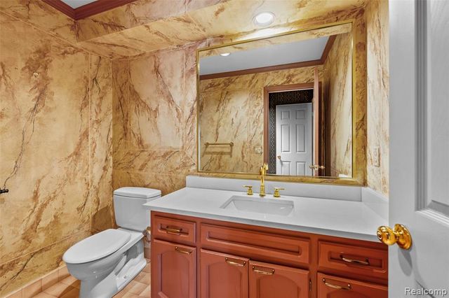 194 Charlevoix Avenue, Grosse Pointe Farms, MI 48236