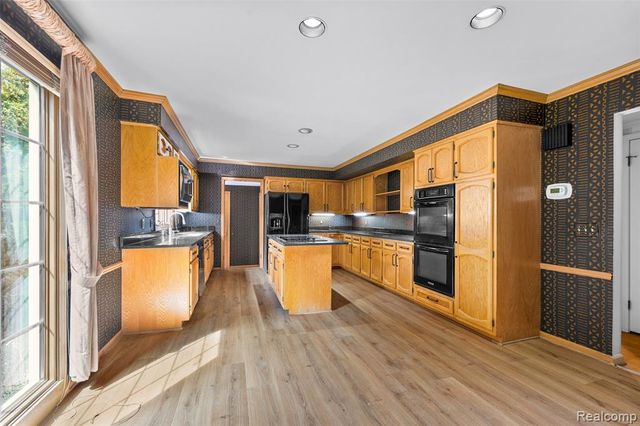 194 Charlevoix Avenue, Grosse Pointe Farms, MI 48236