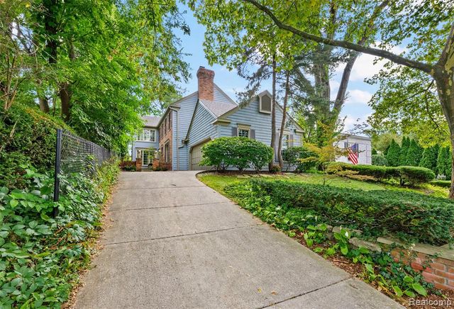 194 Charlevoix Avenue, Grosse Pointe Farms, MI 48236