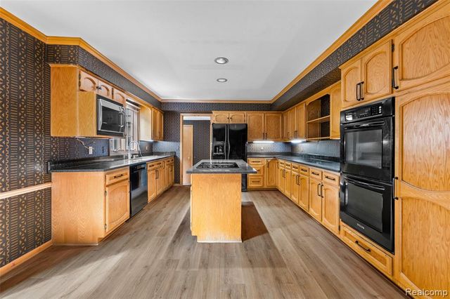 194 Charlevoix Avenue, Grosse Pointe Farms, MI 48236