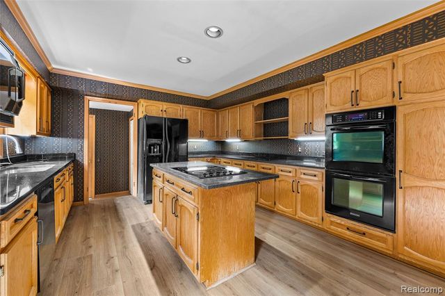 194 Charlevoix Avenue, Grosse Pointe Farms, MI 48236