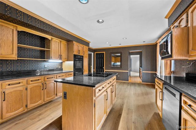 194 Charlevoix Avenue, Grosse Pointe Farms, MI 48236