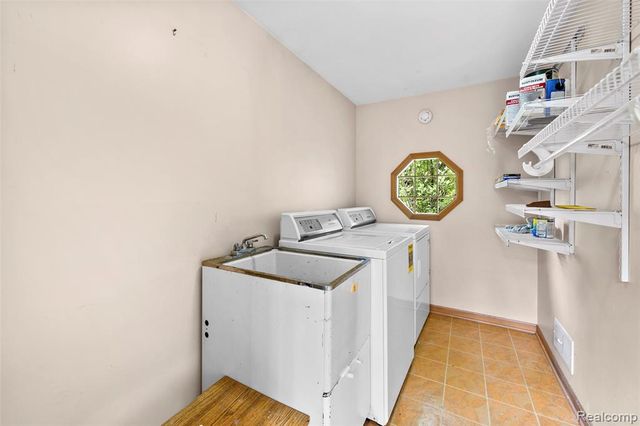 194 Charlevoix Avenue, Grosse Pointe Farms, MI 48236