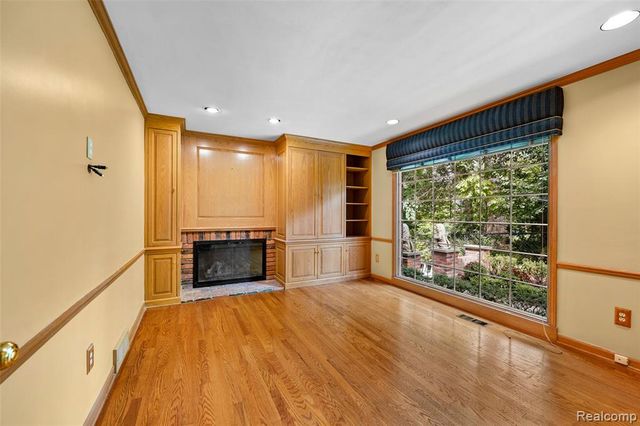 194 Charlevoix Avenue, Grosse Pointe Farms, MI 48236