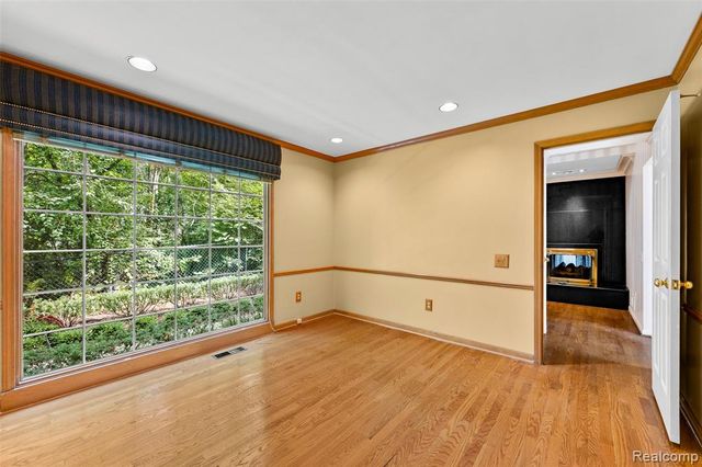 194 Charlevoix Avenue, Grosse Pointe Farms, MI 48236