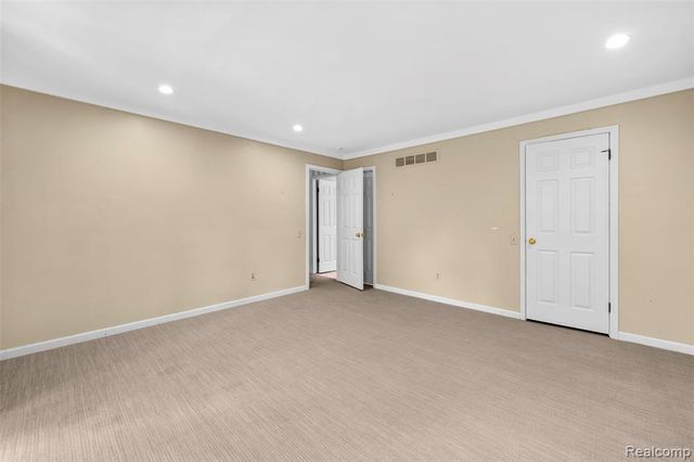 194 Charlevoix Avenue, Grosse Pointe Farms, MI 48236